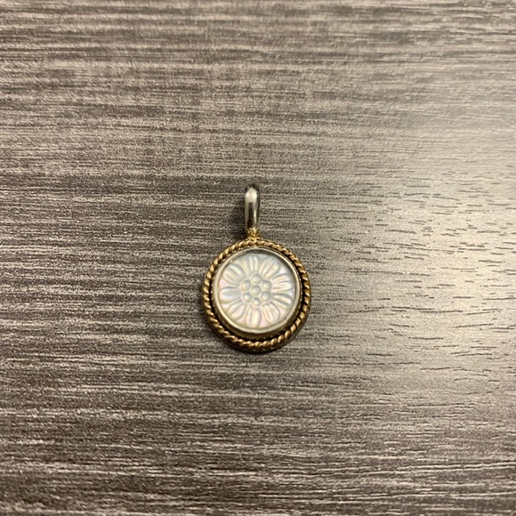 Pandora Mother Of Pearl Daisy Signet 